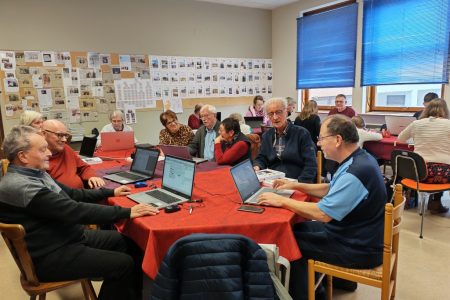 Séance de travail de l'association de Généalogie du Piémont des Vosges lors d'une permanence à Rosheim