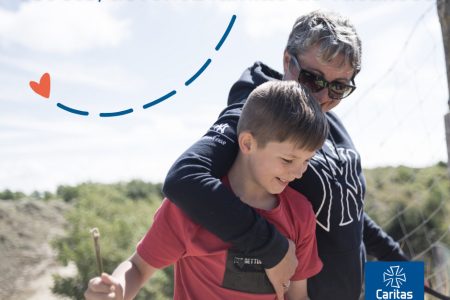 Campagne visuel 2026 - Caritas recherche des familles bénévoles pour les vacances d'été